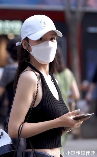 喇叭裤|口罩下的气质美女，身穿黑色背心搭配喇叭裤，展示绝佳好身材