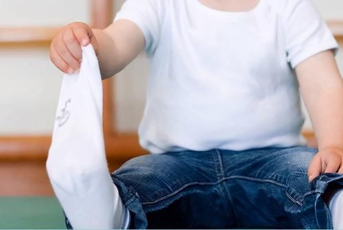 袜子|宝宝总以“拽袜子”为乐？脱袜背后的小心思，家长心里要有数