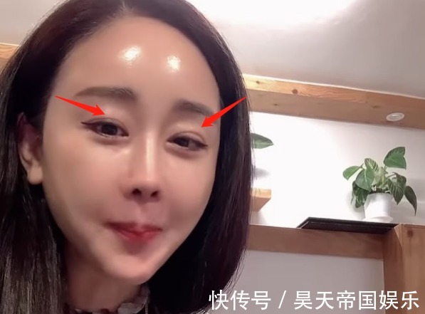 45岁咸素媛直播，全程戴着墨镜吃面条，墨镜起雾了都舍不得摘