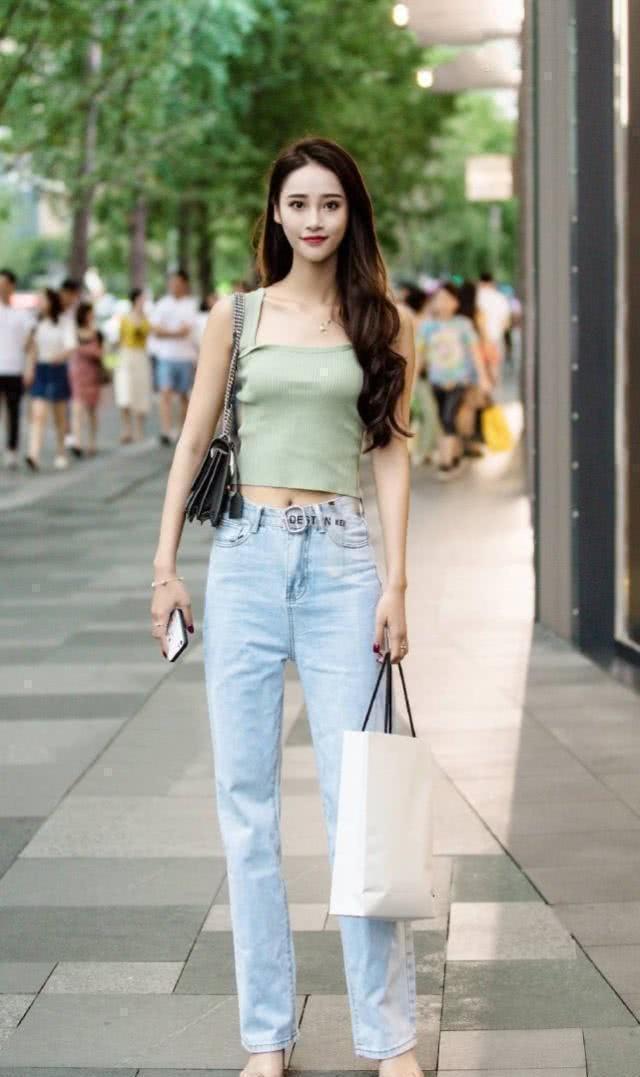 小姐姐 牛仔裤气质穿搭,应该就是下图小姐姐们的穿搭了吧