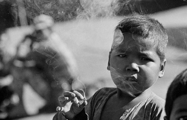 克烈|2岁染上烟瘾的孩子,一天抽40根烟,如今10岁的他变成什么样了