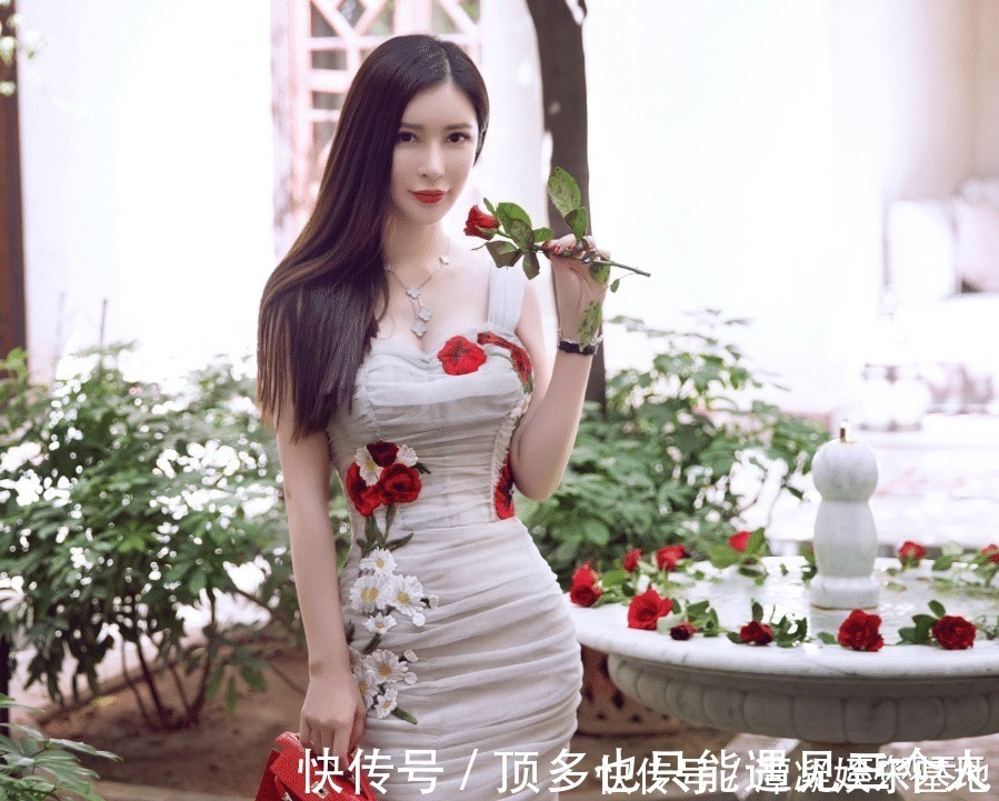 小蛮腰|老板想挖位女销售,看到她时髦的穿搭跟打扮,不给月薪6位数请不来