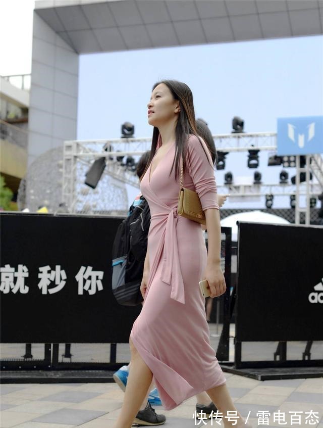 街拍|时尚的尖头细跟鞋,让你的搭配变得简单,还显身材苗条!