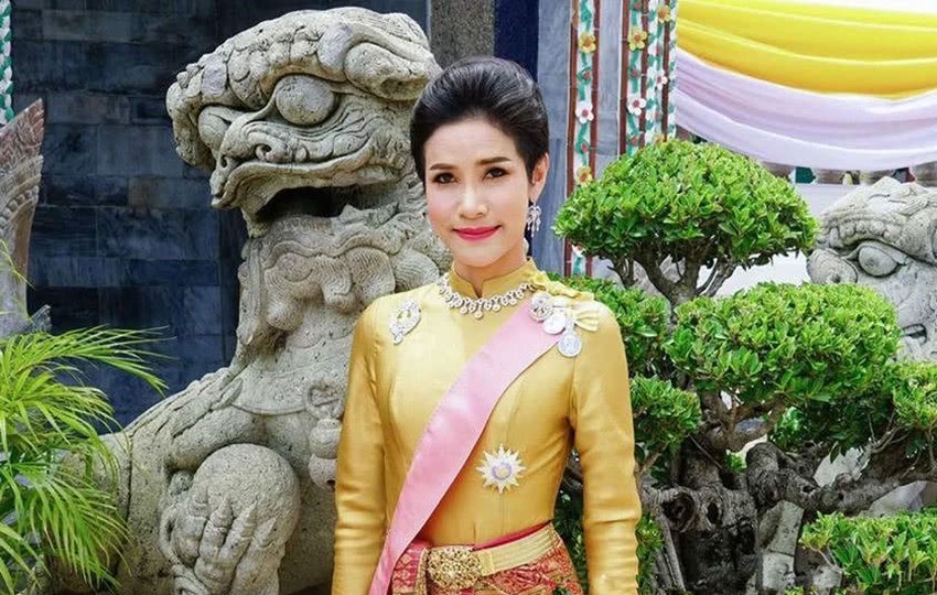 诗妮娜被泰国国王封为贵妃,为何仅过83天,就废黜其贵妃封号