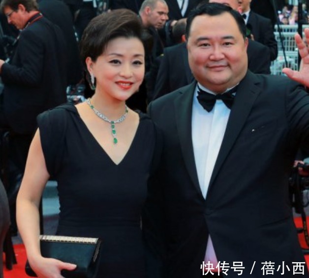 连衣裙|杨澜与富商老公走红毯,穿黑色连衣裙配短发,亲自演绎简约高级感