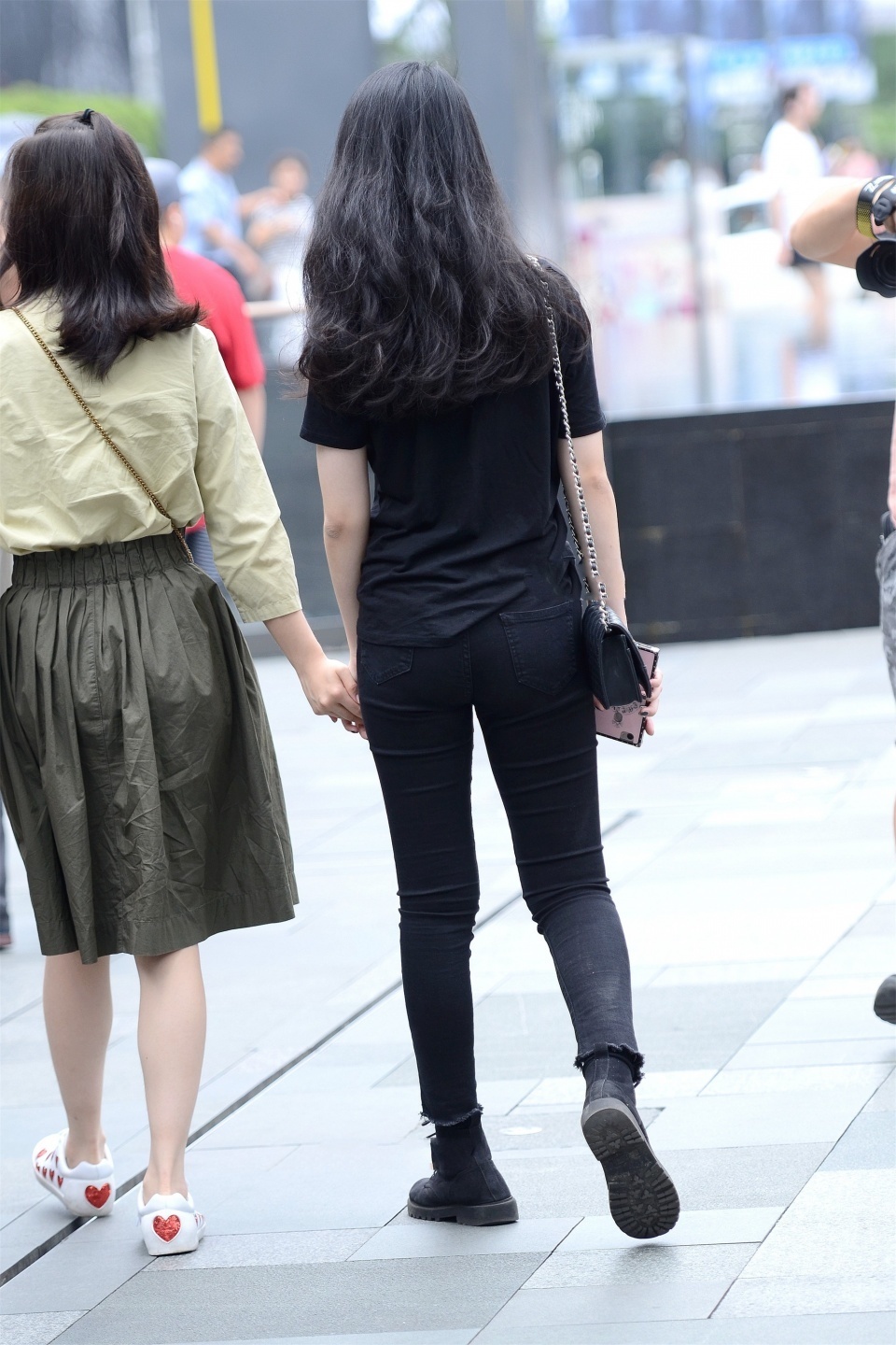 短袖|美女街拍:黑色时尚短袖,搭配同色系长裤,也能穿出时髦感