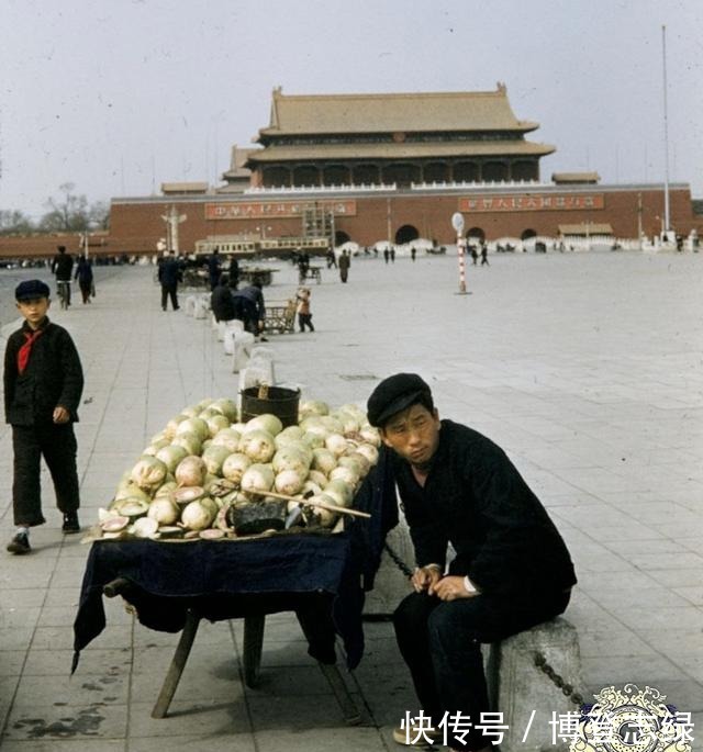 直击70年代的中国社会：图一天安门前卖萝卜，图五女兵很漂亮