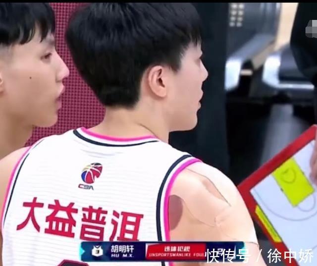 落脚点|两场比赛垫脚三人!导致郭艾伦受伤,胡明轩是老惯犯了?