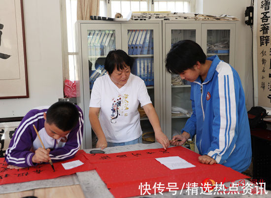 书法&河北盐山：师生联动落实“双减”创作百米书法长卷祝福祖国