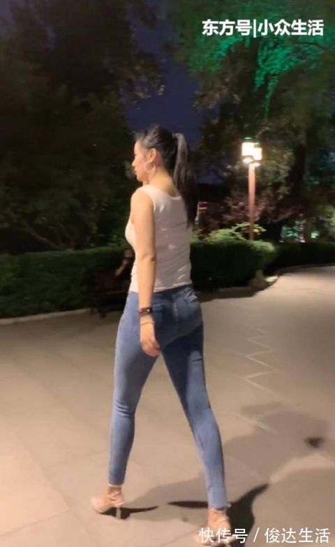 圆润|街拍姐姐这微胖身材,看似搭配普普通通,却美到骨子里