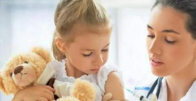 宝爸|宝爸带宝宝去打疫苗，全程不哭不闹，知道原因后，原来是个“小色胚”