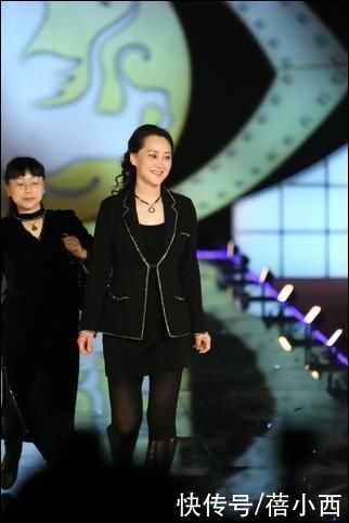 连衣裙|59岁大宋佳还有傲人身材，穿深V领连衣裙配齐肩卷发，又美出圈了