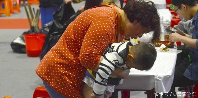 “新型把尿”危害大，正在侵害宝宝排便系统，很多妈妈还暗自窃喜！