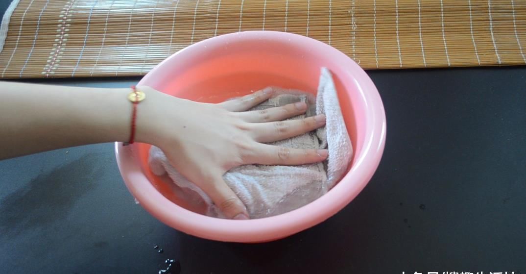 冲洗|凉席脏了别再用水冲洗了, 教你5分钟清洗凉席, 洗的干净还能除螨