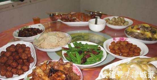 朋友请客吃饭 三个人花了几百块 这饭菜太“豪”了