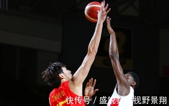 cb男篮惨败胡明轩却可昂首离开,高颜值妈妈不容易,曾怒斥场外谣言