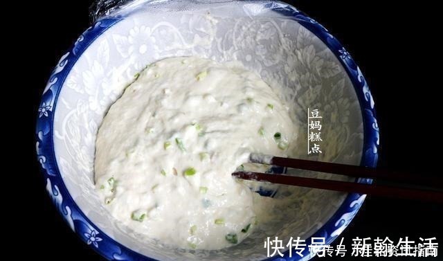 搅拌均匀|手不沾面，教你做葱花饼，早起5分钟搞定，越放越香软