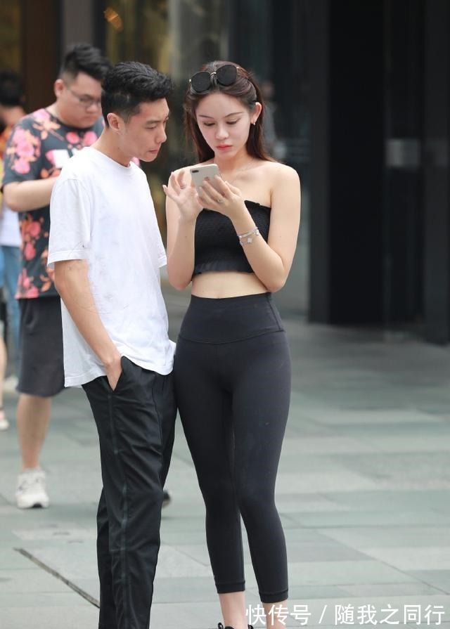 穿搭 打底裤的穿搭窈窕动人,显得十分的甜美可爱!