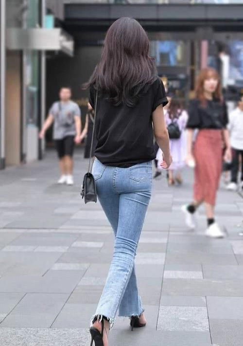 打底裤穿出高级甜美感，低调又不失个性，优雅而时髦