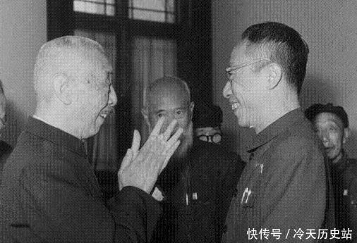 晚年|末代皇帝溥仪晚年回故宫参观,途中撞见一位老人,竟吓得脸色都变了