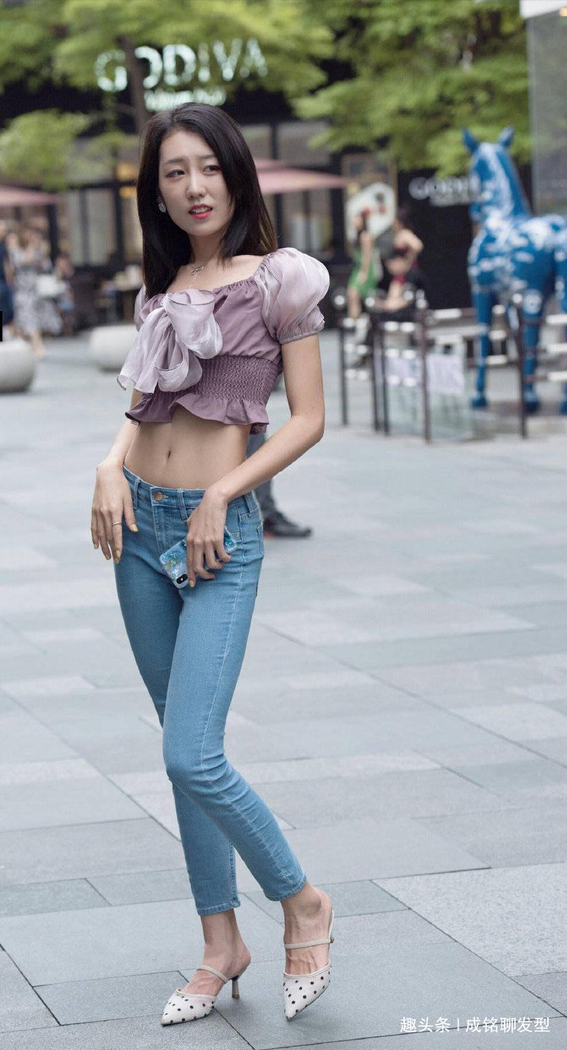 小上衣 人手一件的牛仔裤这样穿,减龄瘦身又显身材,无抗拒力的时尚单品