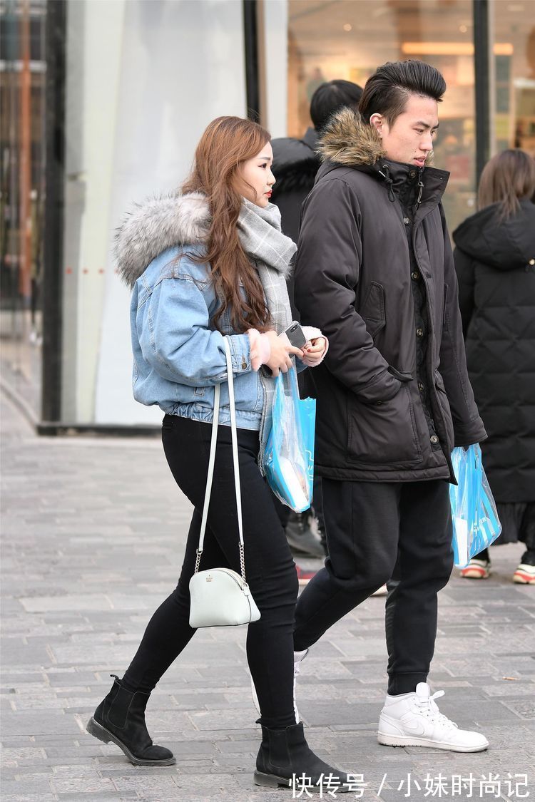黑色|街拍:小姐姐搭配白色羽绒服,黑色弹力裤和过膝靴,保暖又时尚!