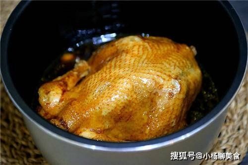 免烤箱版烤鸡,锅里一焖就出锅,香酥软烂肉质鲜嫩,香味扑鼻