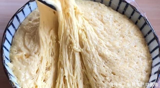 做法|玉米面最好吃做法，手不沾面，开水一烫，蓬松暄软，比面包还好吃