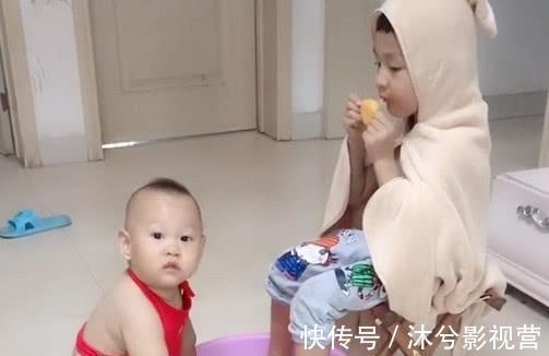 洗脚|“红肚兜宝宝”伺候哥哥洗脚走红,这大概是全网混得最差的二胎了