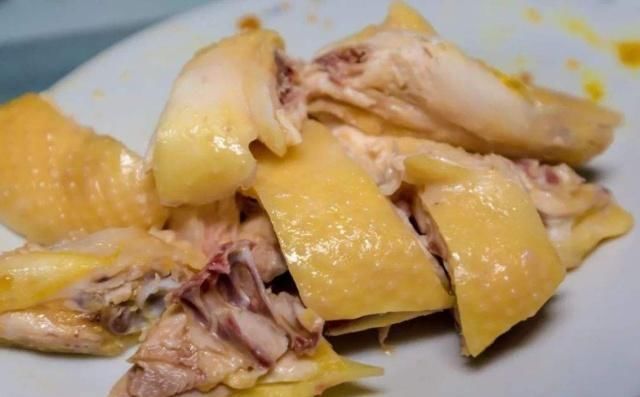 发黄|白切鸡怎么做表皮才会发黄呢？原来是这样，难怪之前怎么煮都不黄