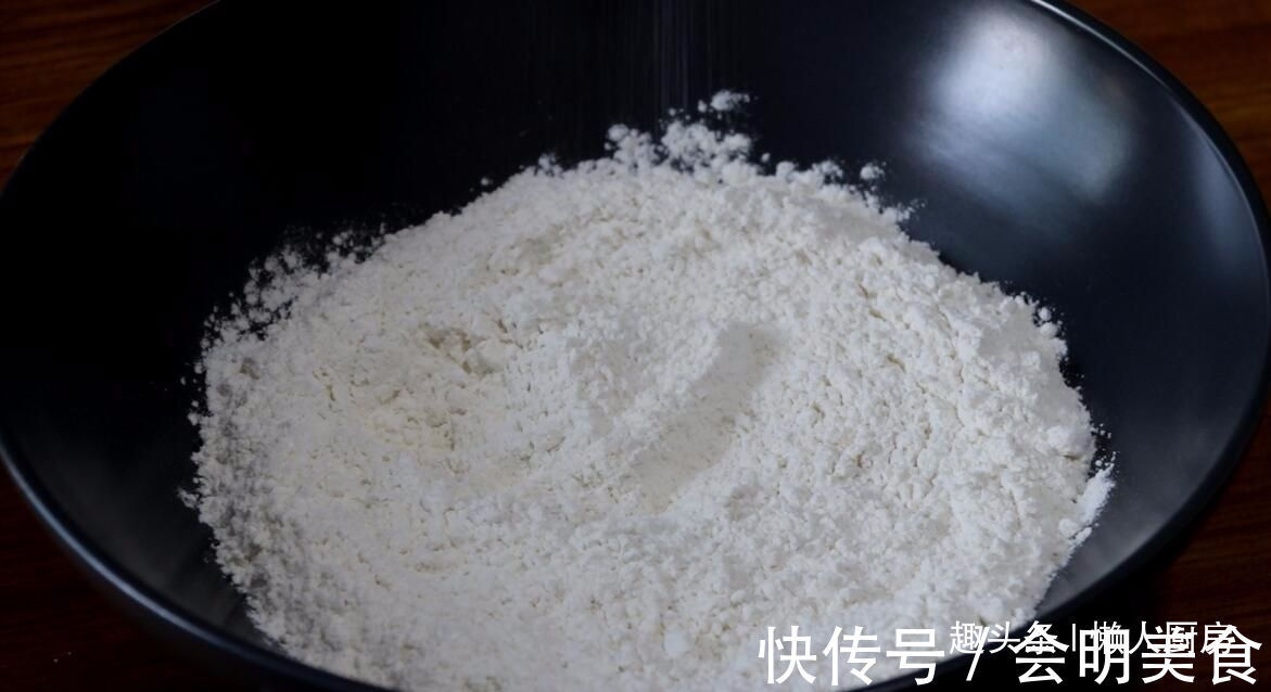 一块南瓜,一碗面粉,教你用电饭锅做好吃的南瓜花卷,比蒸的好吃