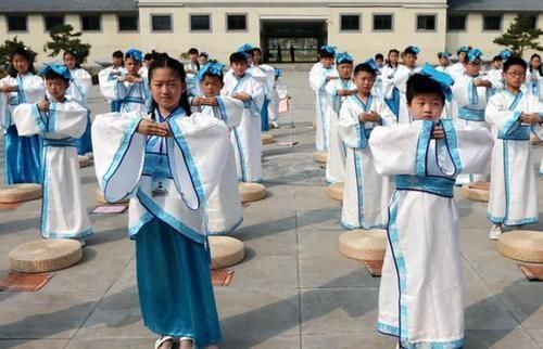 学生们$将校服换成汉服为啥行不通?无外乎这3个原因,呼声大也没办法