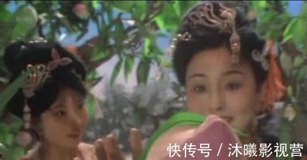 西游记中!电视剧西游记中,为什么蟠桃孙悟空只咬一口就扔掉?原因让人心酸