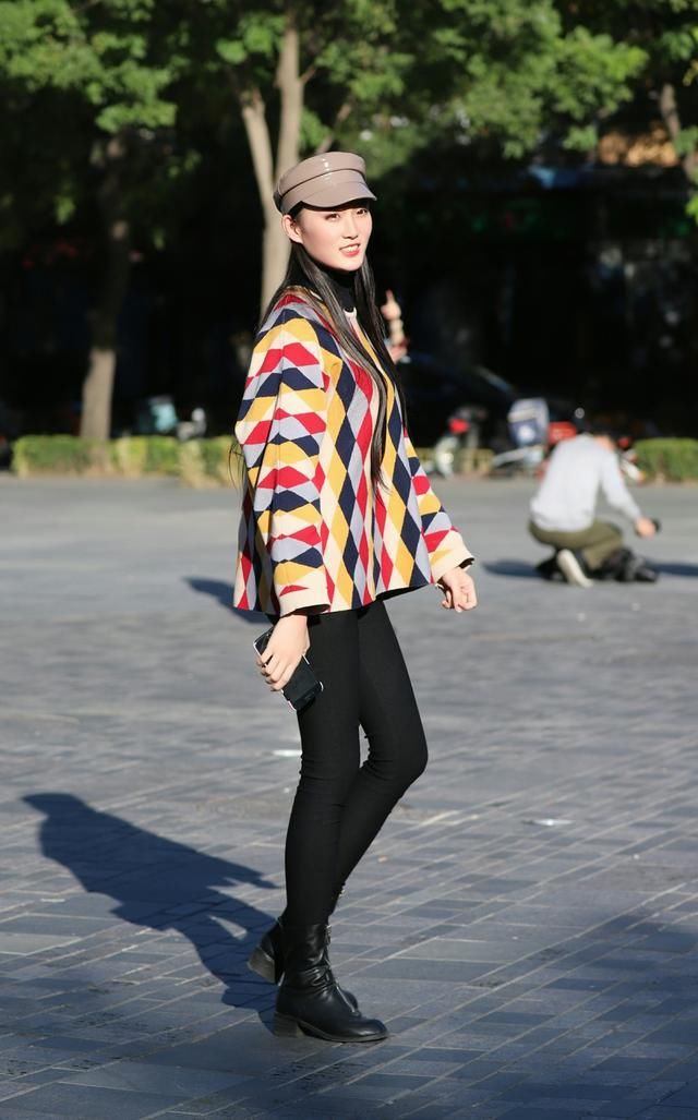 牛仔裤提升自身的优雅气质，绽放你干练秀美的玲珑身姿