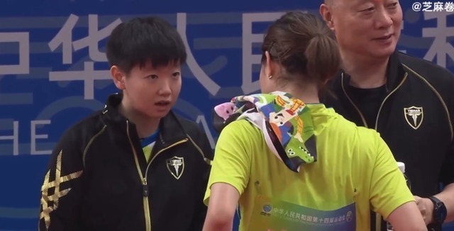 孙颖莎|孙颖莎黑脸“训斥”队友!20岁小将被训后直点头,教练在旁边偷笑