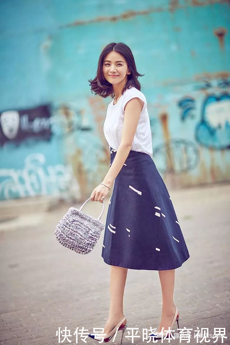 美女脚上一双防水台的高跟凉鞋,让她看上去更加的有女人味