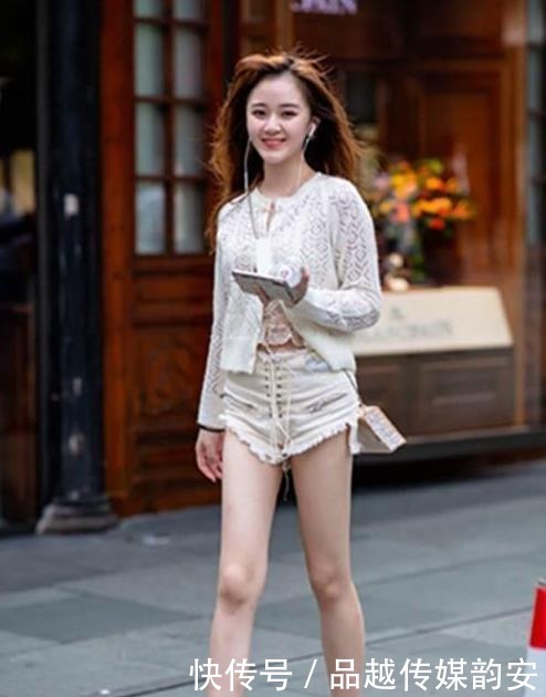 a6369|面带笑容的小姐姐,一件白色上衣配白色短裤,青春靓丽迷人