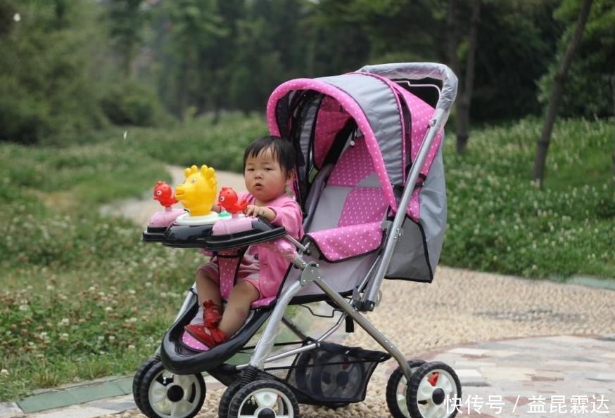 婴儿车不能随便坐，有可能影响骨骼发育，宝宝“座驾”选择有讲究