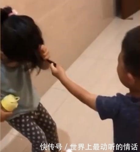 小两岁|亲姐弟相差2岁,一言不合姐弟“大打出手”,网友:打弟弟要趁早