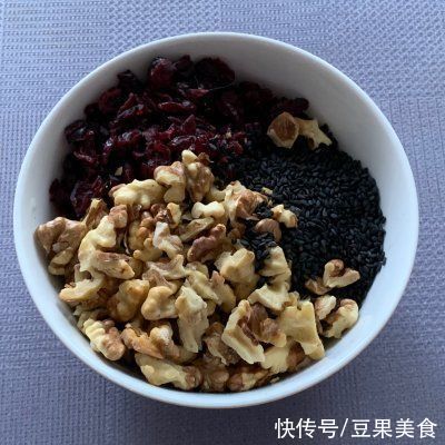 做好黑芝麻核桃蔓越莓软欧,有色有香又有味