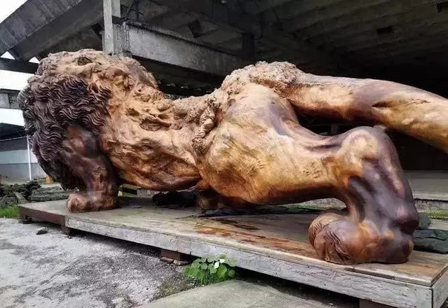 22位木雕大师,花3年时间用整块木头雕出14.5米大狮子,千金不换!