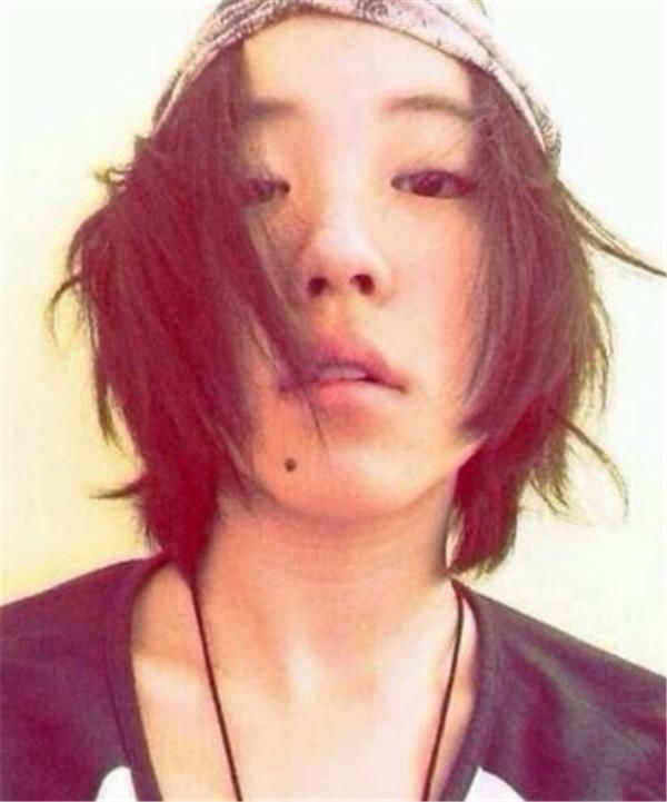 继光头发型之后,窦靖童又以另类发型亮相,还是天后家的闺女吗?