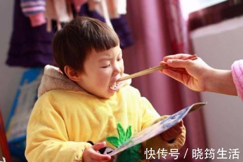 丑照|妈妈晒娃丑照走红,宝宝用脸吃饭、擦窗户,网友:娃不要面子的吗