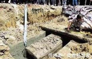 古代女子#清代女子因难产昏厥，误认已死入棺下葬，200年后墓中景象凄惨