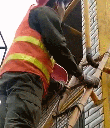 |搞笑GIF动图:阿姨,你是太开心了,假牙都掉了?