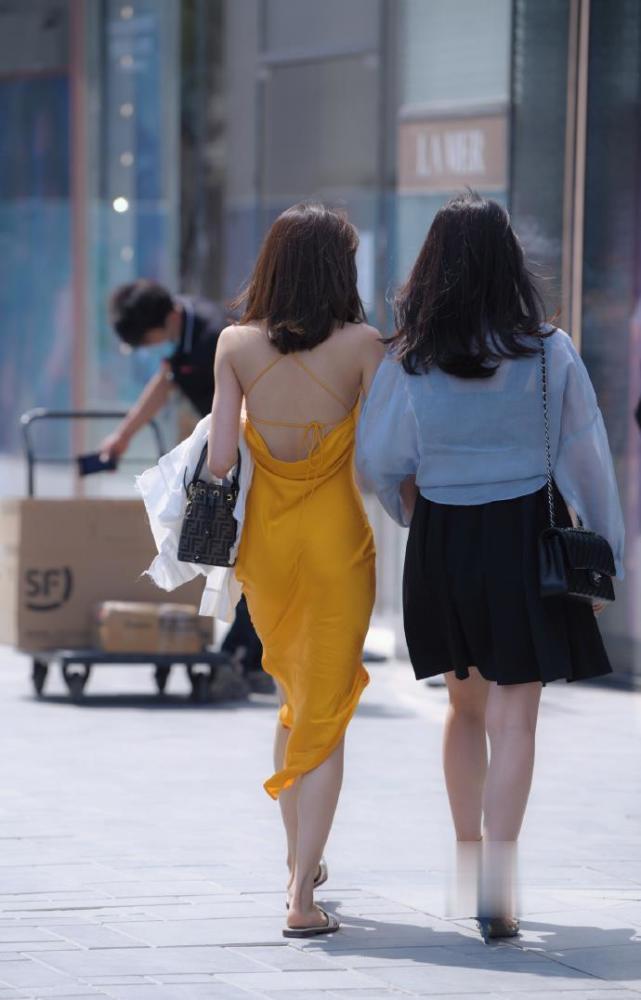 连衣裙 美女连衣裙“独特”穿法,展现出贵妇般的气质