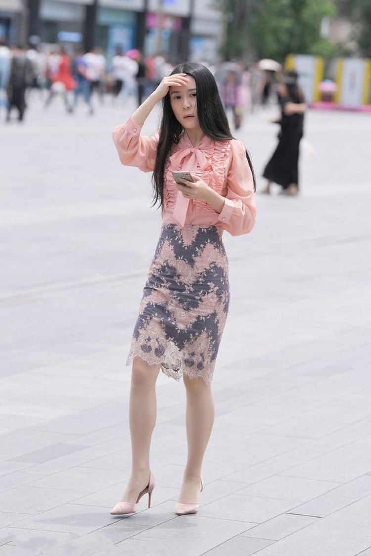 职场|街拍:职场女性搭配高跟鞋,气场时尚更有魅力