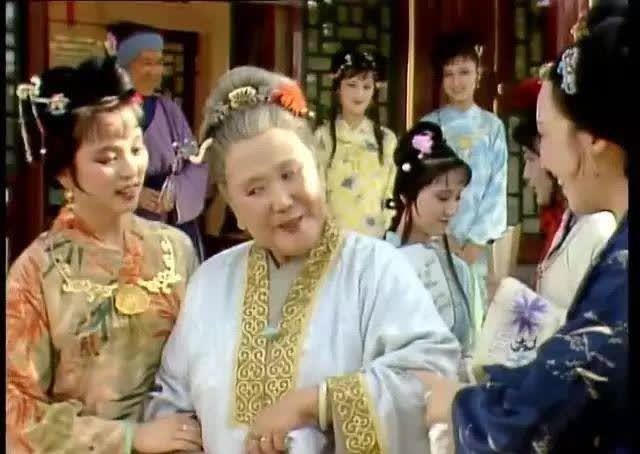 贾母|贾家败落一穷二白,甄家为何直到败落都富得流油?后台太硬