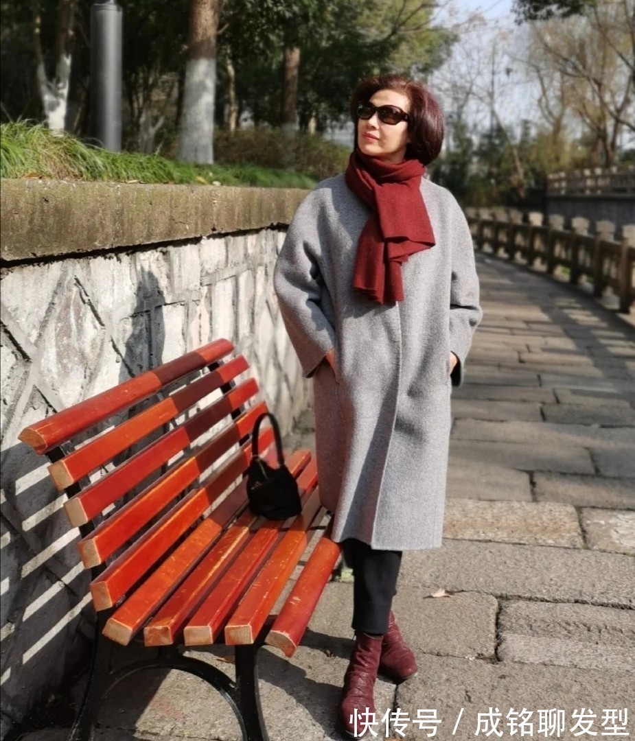 女性|不装嫩不做作,烟管裤+短靴显瘦又优雅,这才是老年人该有的穿搭