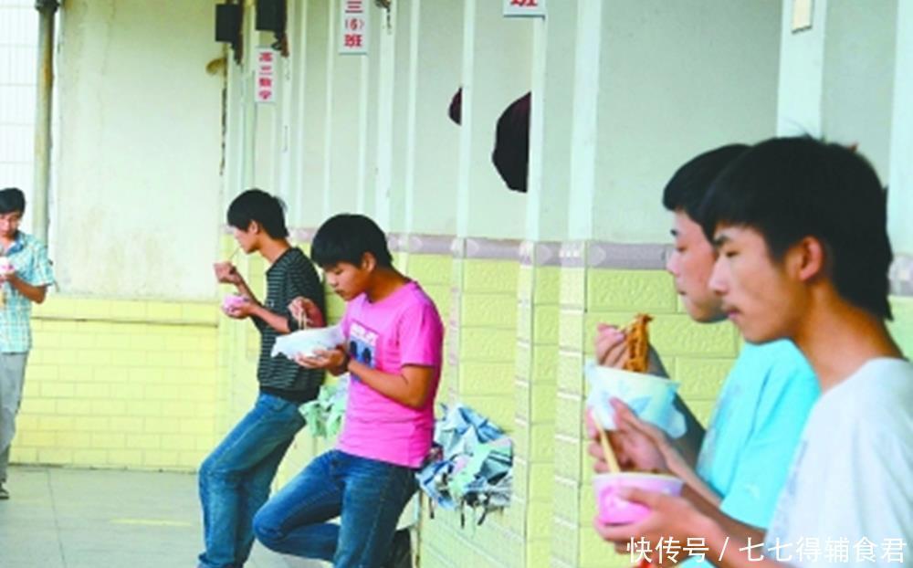 学生|孩子没吃早餐在班级里吃面包,老师惩罚买40多份,家长反驳:凭啥